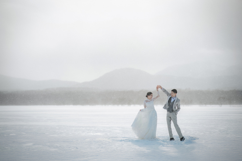 手を取り合って