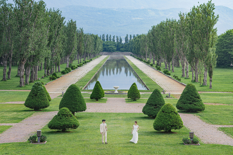 自然の中でウェディングフォトを