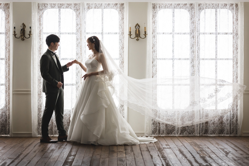 ご新郎様のエスコートで