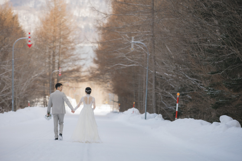 ふたりで歩く、冬の一本道