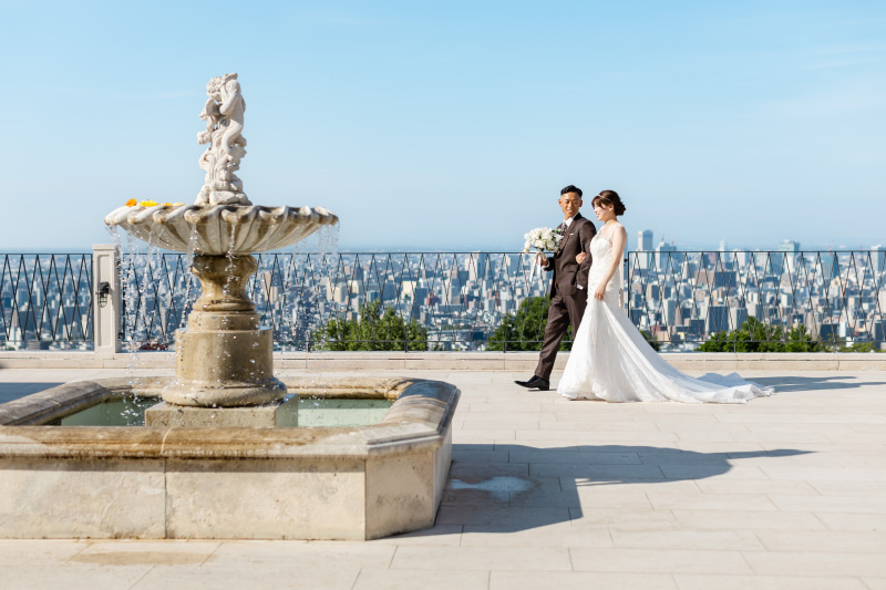 教会の外で街並みと一緒に