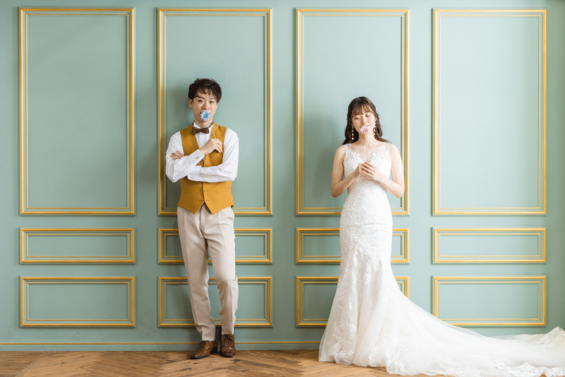 小さなお花を持って