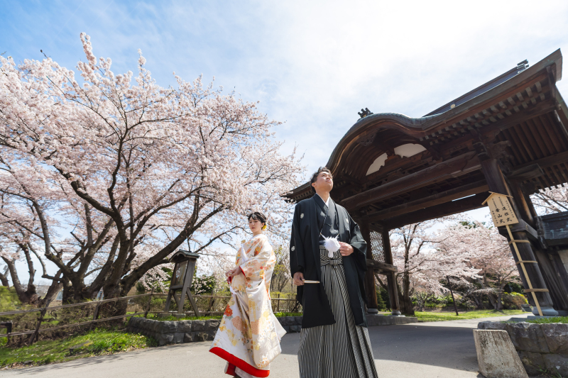 桜と門構えで引き立つ二人