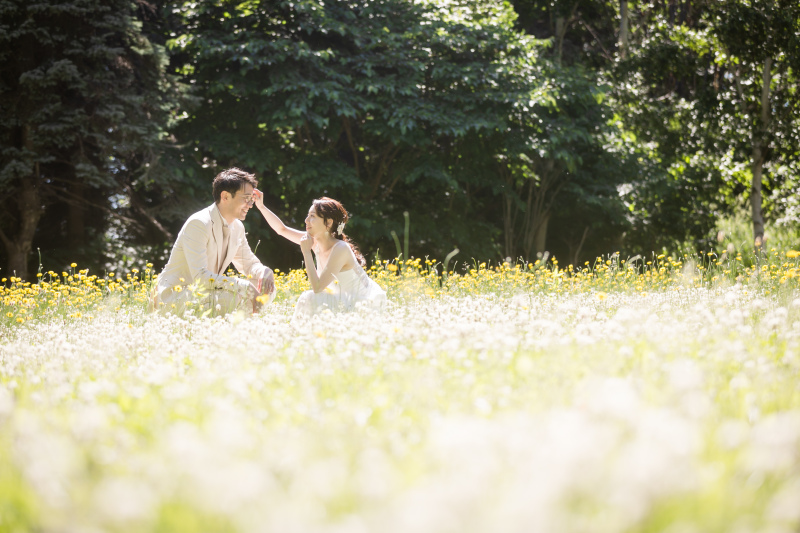 お花いっぱいの中で