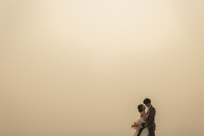 夕暮れ時のオレンジ色に霞んだ空