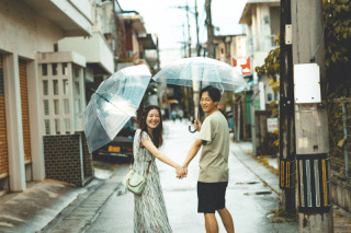 宮古島にて雨で撮影続行できなかった際に、宮古市街地での私服撮影を行った時の一枚です。島を散歩した時のふと素敵な笑顔が撮れた、心に残る一枚でした。