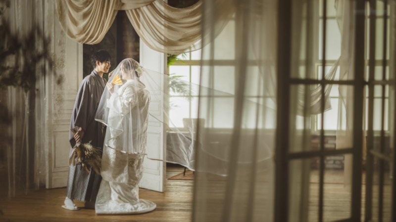 スタジオを生かしたショット。布や家具、空間などさまざまなアイテムをふんだんに使用し、まさに映画のワンシーンのような一枚へ。奥行き感を持たせたセットづくりが得意です！