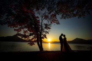 撮影スタートの段階でここで夕陽をバックに撮りたいと決めてました｡支笏湖での撮影はなかなか天候に恵まれることが少なく､雪虫と格闘しながら撮影させて頂いた1 カットです！