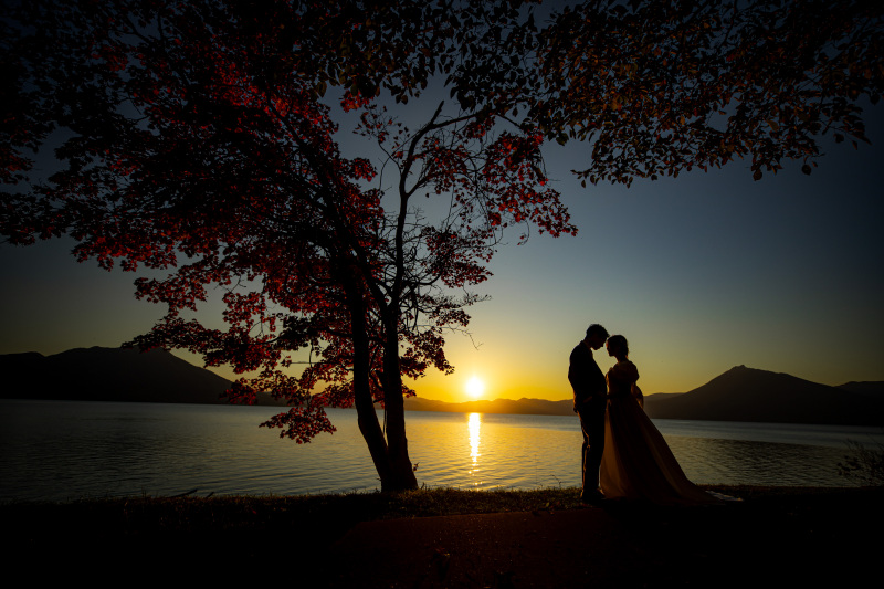 撮影スタートの段階でここで夕陽をバックに撮りたいと決めてました｡支笏湖での撮影はなかなか天候に恵まれることが少なく､雪虫と格闘しながら撮影させて頂いた1 カットです！