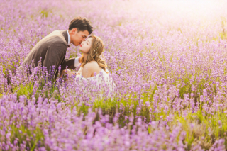 猛暑の中で撮ったとは思えないほど柔らかく清々しいお二人の表情。余分な情報を入れずラベンダーとお二人だけを画角内に収めることで世界観を創りました。お二人にとってシンプルだけど記憶に残る一枚に。