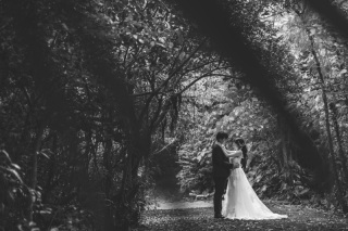 緑生い茂る自然の中であえてのモノクロな1枚 