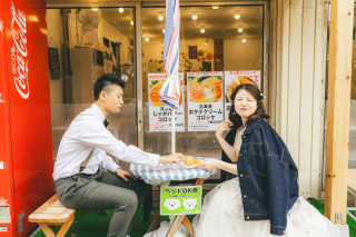 ロケ先での休憩中の一枚。ご新婦さまのかわいい笑顔がたまりません♡一緒にロケ地を楽しみながら撮影しましょう！