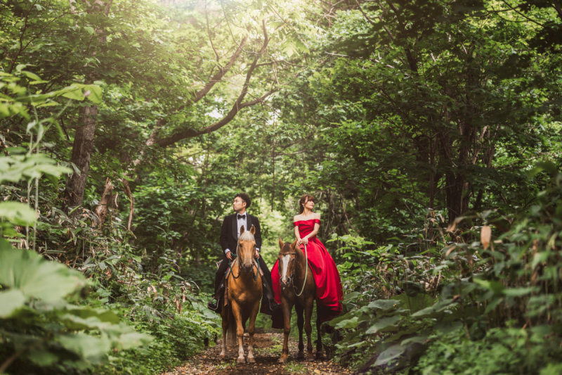 お二人念願の乗馬撮影。初の乗馬に最初は緊張していた様子でしたが馴れていくと表情にもかなり余裕が。そんな余裕ができた撮影終盤で背景と光の入る位置を意識して撮った写真。リビングに大きく飾って頂きたい一枚