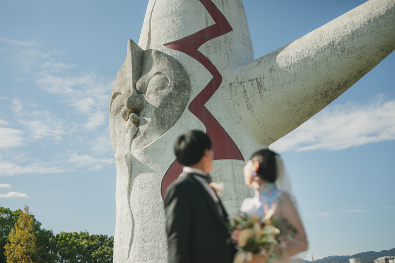 太陽の塔に見守られて特別なフォトウェディングを