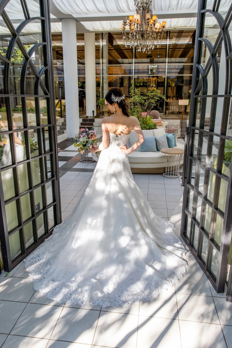 大きな扉とシャンデリアが印象的