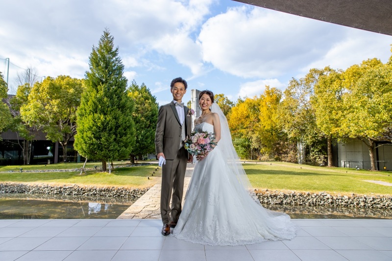 広々としたガーデンをバックに