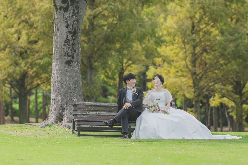緑に囲まれた自然体なおふたりの表情を撮影。