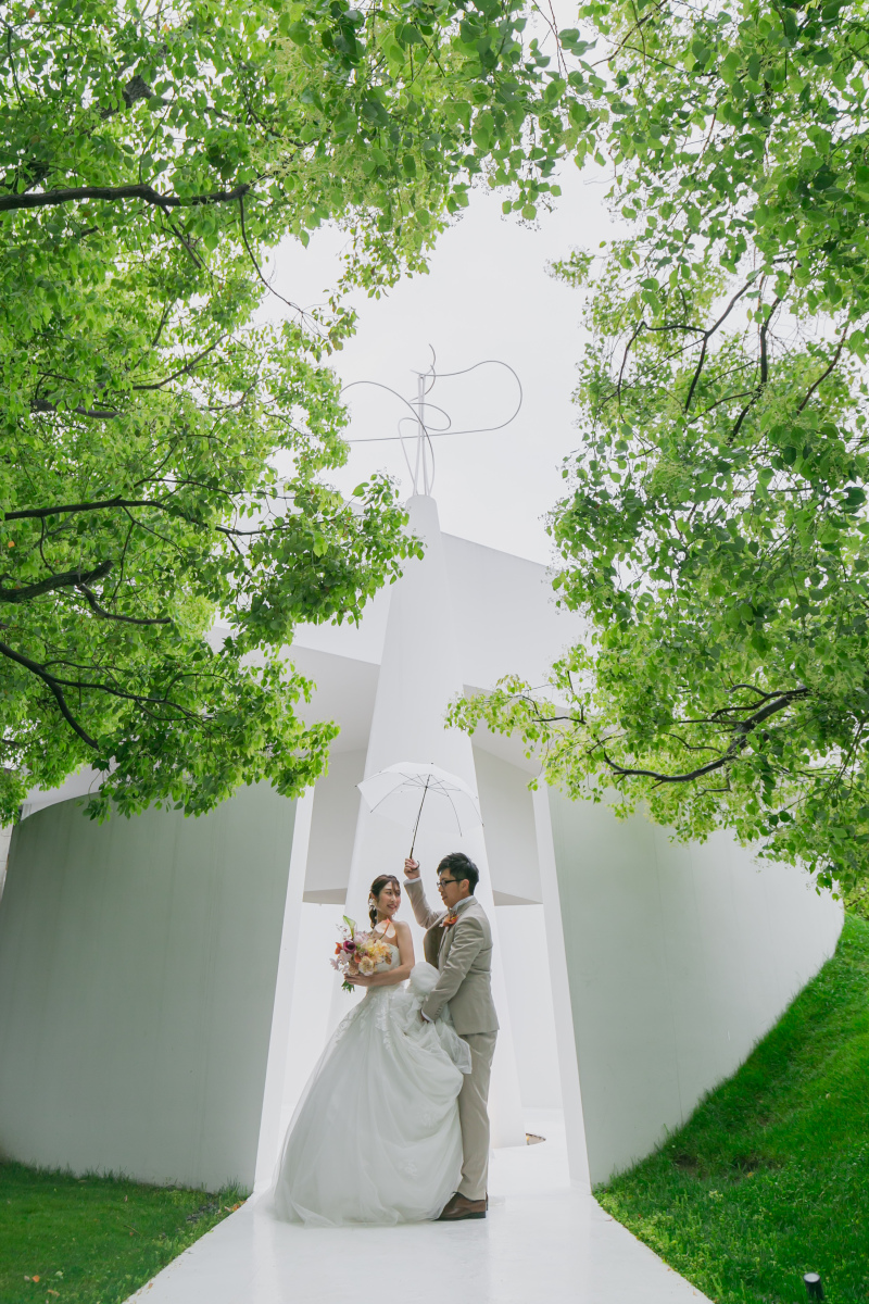 モニュメント前で