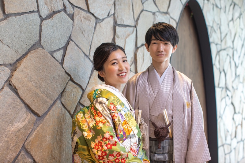 石壁の扉で落ち着きのある一枚を。