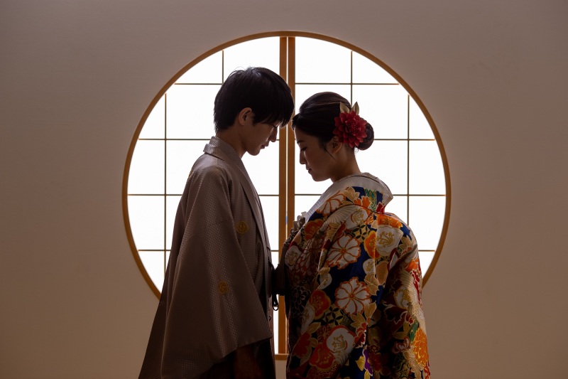 大人っぽさを演出できる丸窓ショット