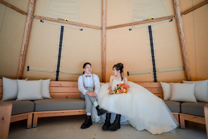 テントの中ではおふたりらしさ全開コーディネートで