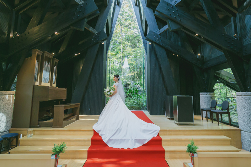 【迎賓館】木の香りに包まれた森の中のチャペルで撮影