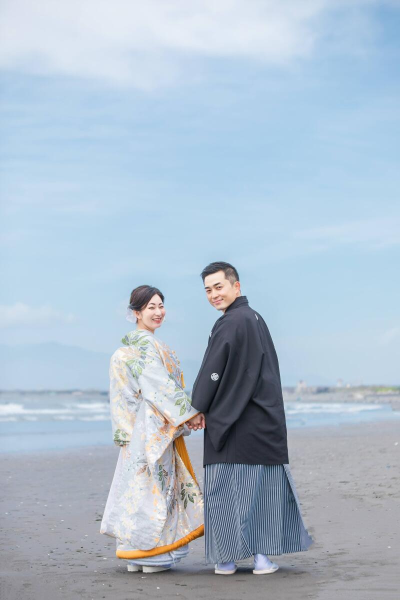 二人だけの海辺のロケーションが世界観を