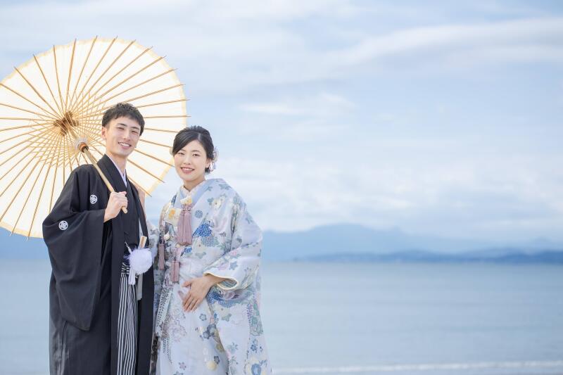 海辺で撮影する和装とウェディングドレス【２着】