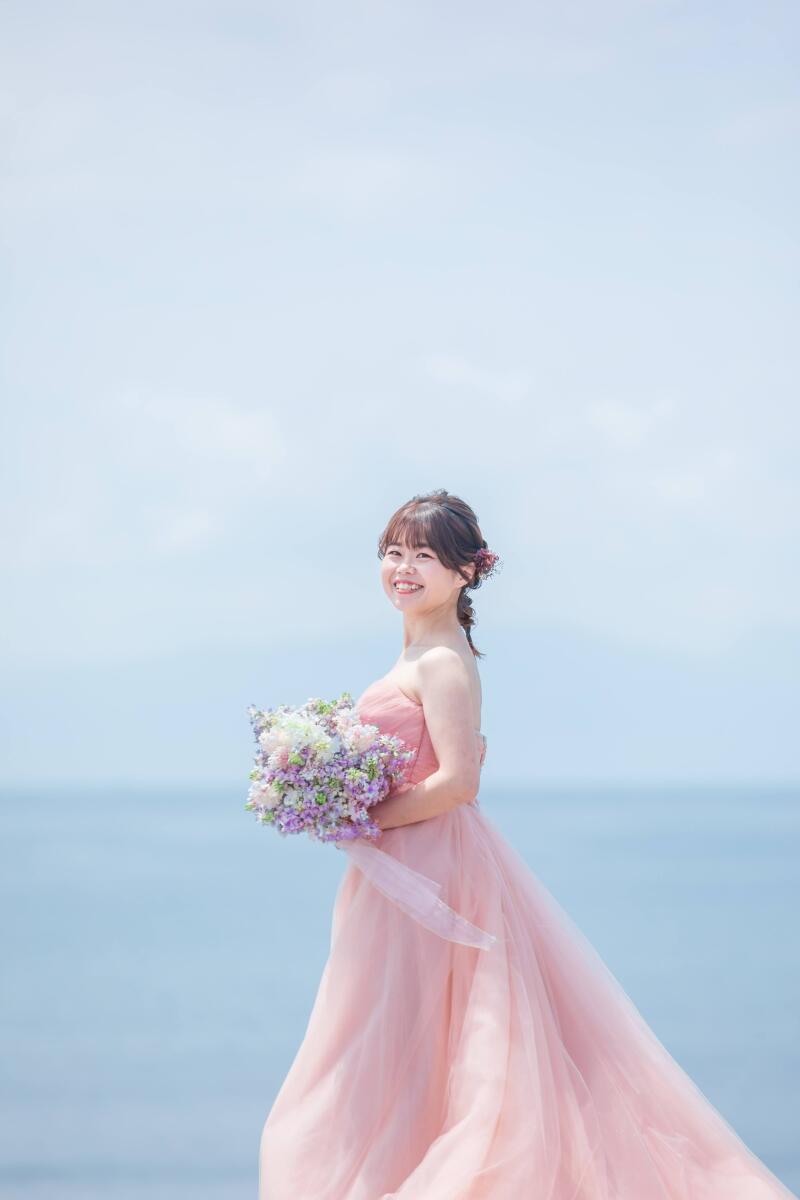 カラードレスを着用