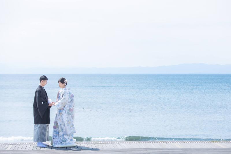 広大な海を背景に