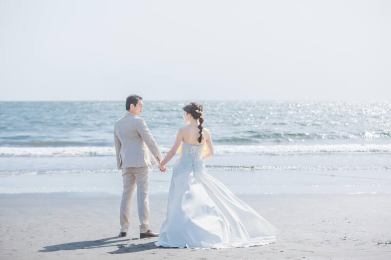キラキラ感に包まれる海辺のフォトウェディング