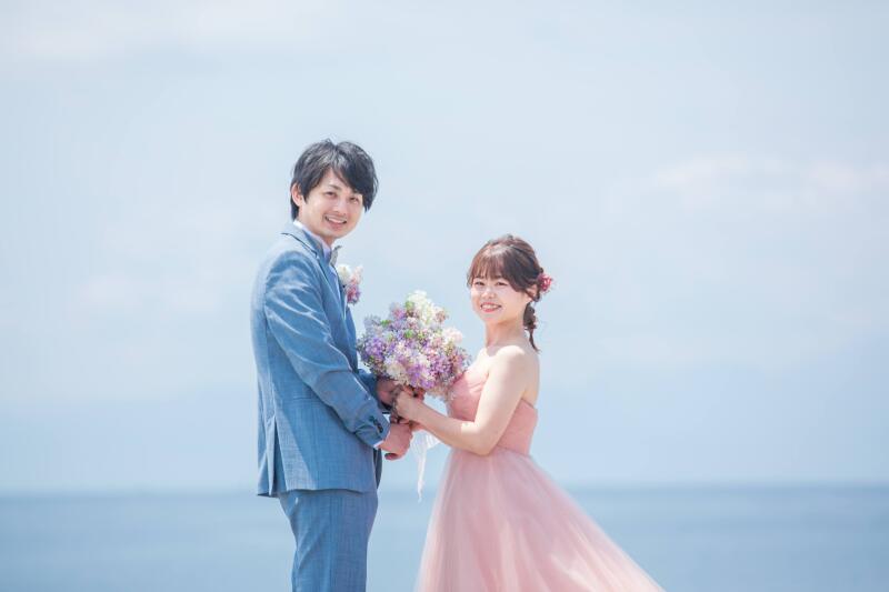 カラードレスで海辺のフォトウェディング