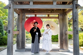 寺院と海辺のフォトウェディング
