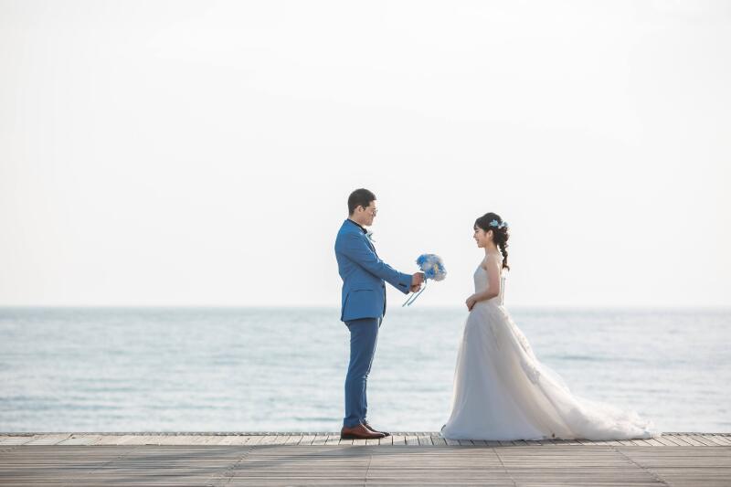 雄大な海を背景にして