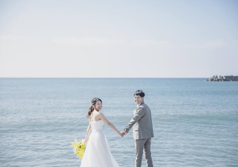 海の背景にお二人が溶け込むようなイメージに
