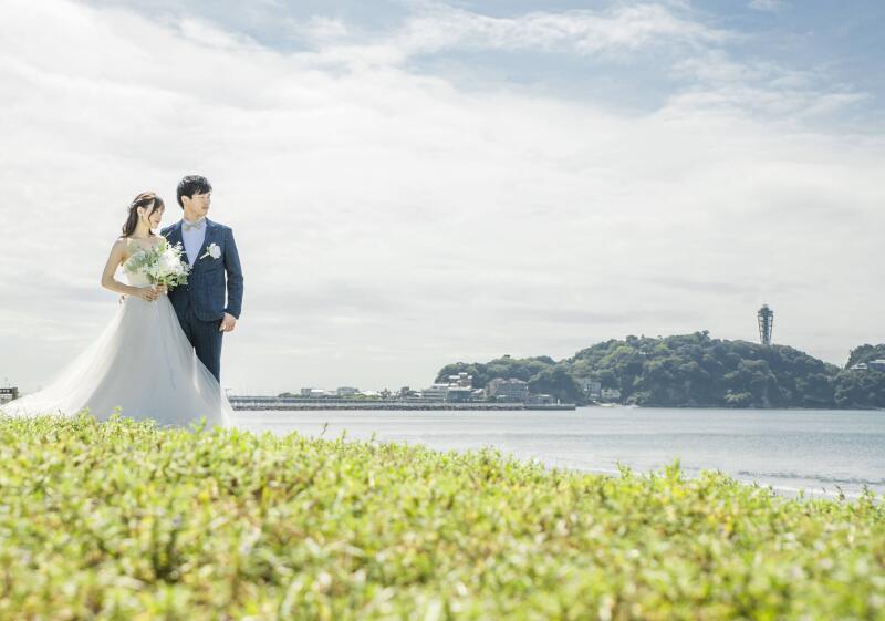 遠くに江ノ島を見渡す丘から