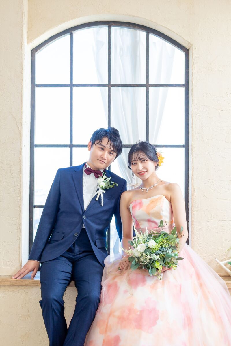 スタジオでカラードレスの着用