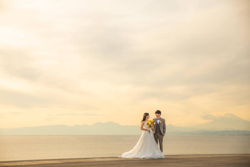 水族館のフォトウェディングは、まずビーチ撮影から
