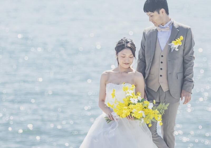 海の水面に広がるキラキラ感