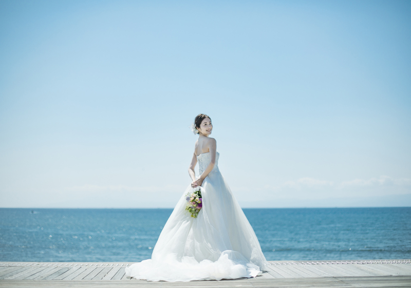 壮大な海を背景に