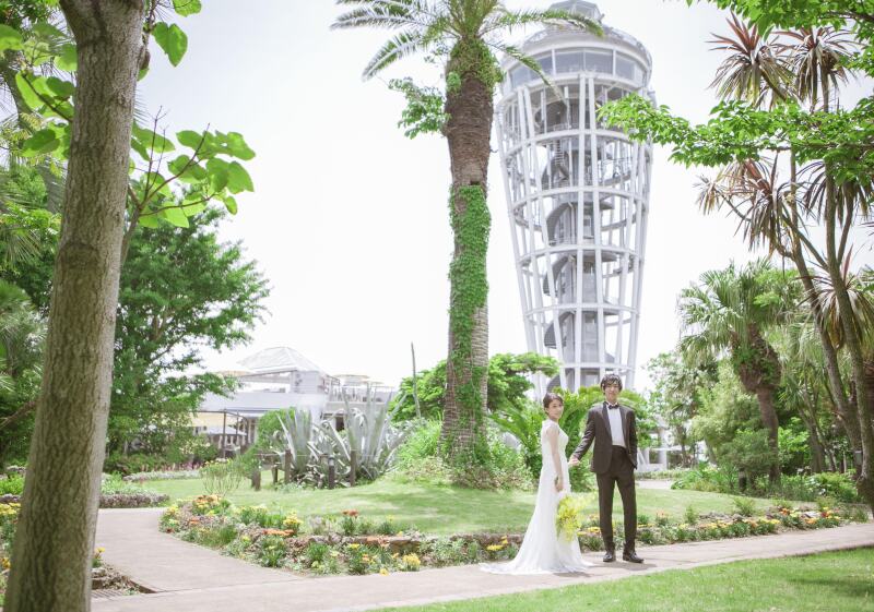 江ノ島シーキャンドルを背景に