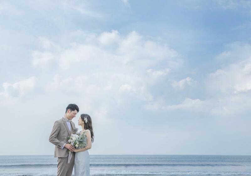 前半は海辺の洋装ロケーションから