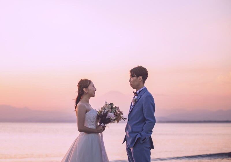 秋空と海辺のサンセットフォトウェディング