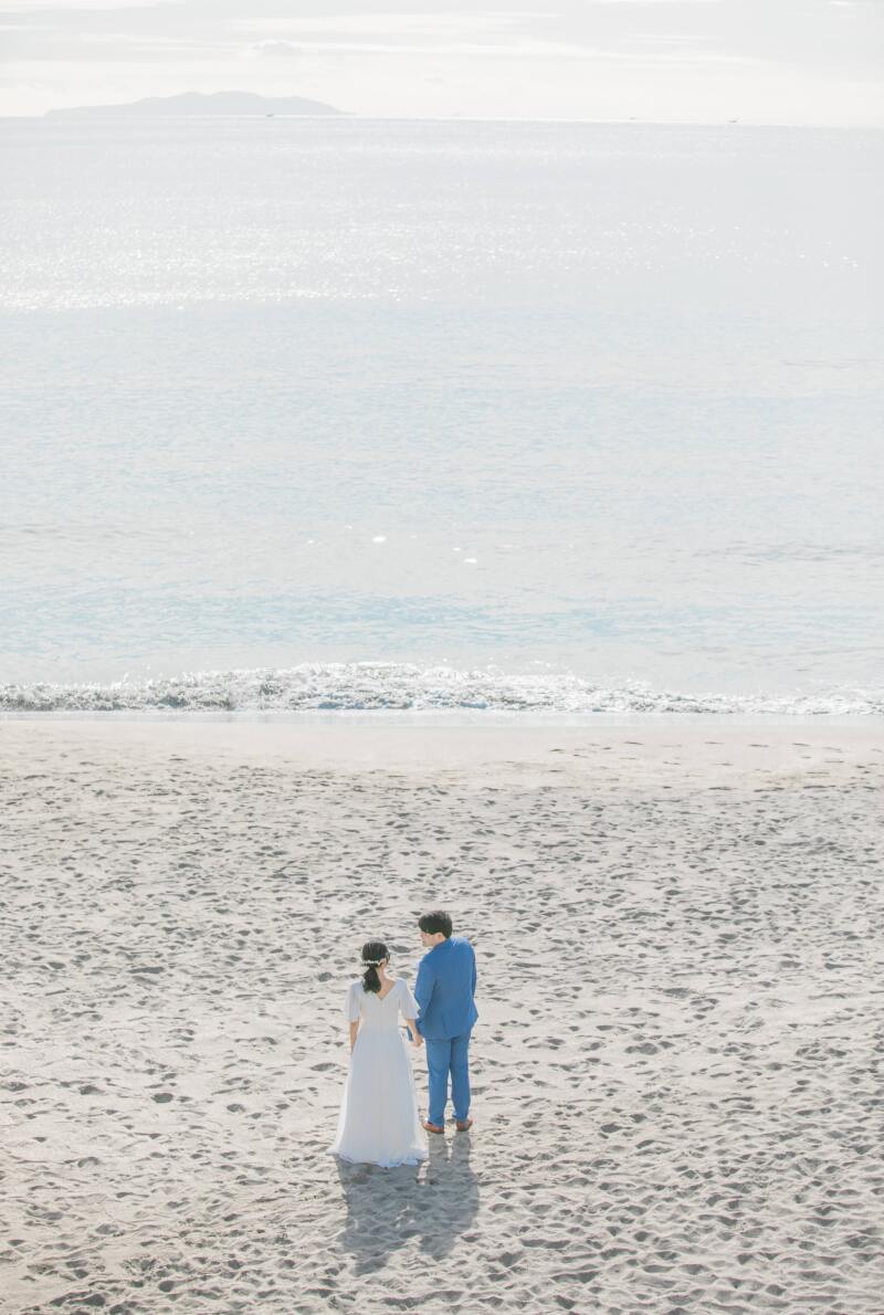 広大な海を背景に