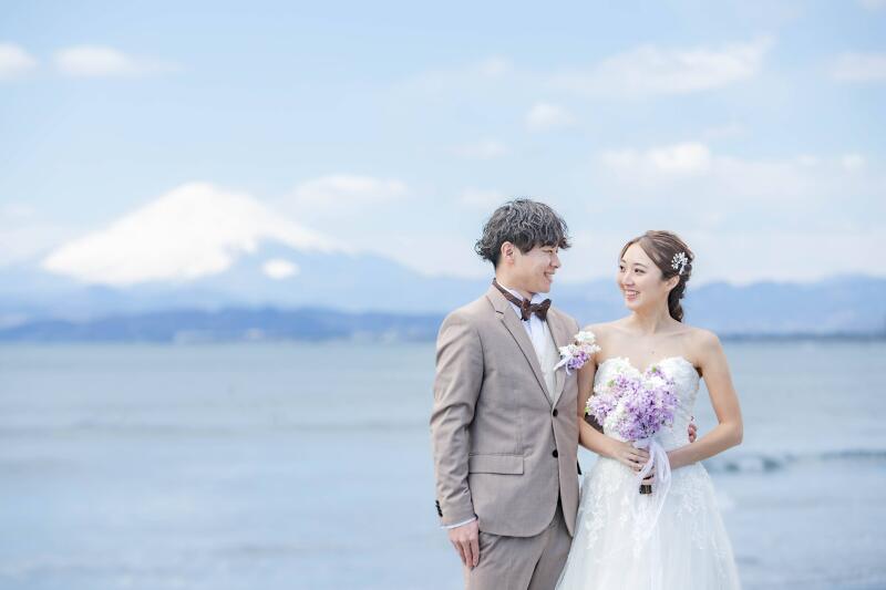 海と富士山を背景に