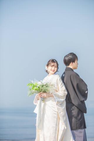 撮影中はアテンドスタッフとして、ご一緒に帯同させていただきます。お二人のスマホで撮影をさせて頂いたり、衣装の際のサポートなど、撮影が終わるまで同行いたします。