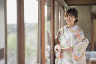 ヘアメイクに合わせつつ、着付けはドレンドの細身に見えるように撮影からトータルスタイリングまで