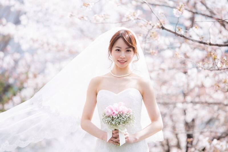 桜が舞い散る中でのフォトウェディング、とっても素敵です。日本ならではの撮影を行って頂きたいです