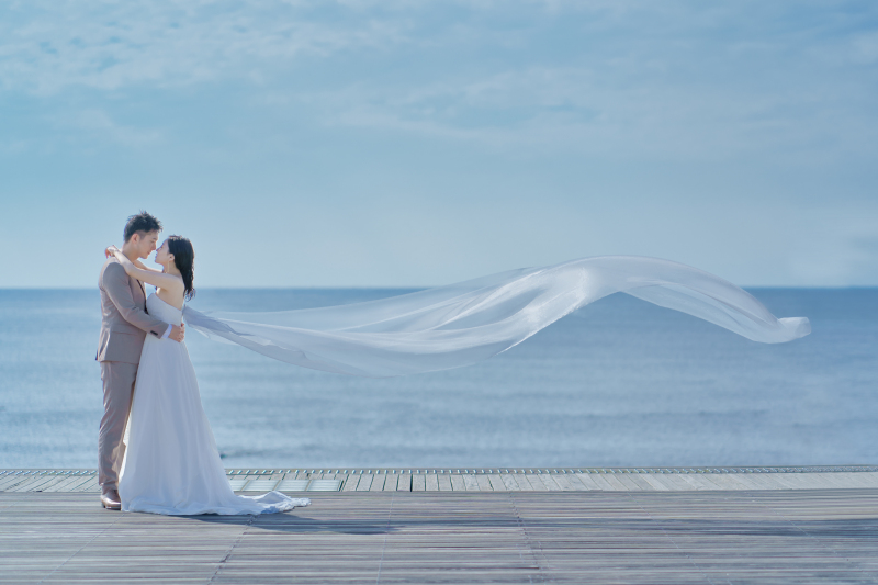海のフォトウェディングを上品に美しく