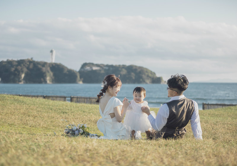 家族で一緒に海辺のフォトウェディング | ドレス1着プラン 【100カットデータ・レタッチ付】